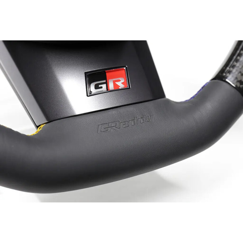 Volante de carbono negro GReddy con costura tricolor para Toyota Yaris GR GXPA16 2 Volante de carbono negro GReddy con costura tricolor para Toyota Yaris GR GXPA16 - Imagen 2